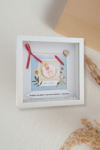 Bijeli personalizirani poklon okvir s imenom i datumom za dječju prigodu, 25 × 25 cm