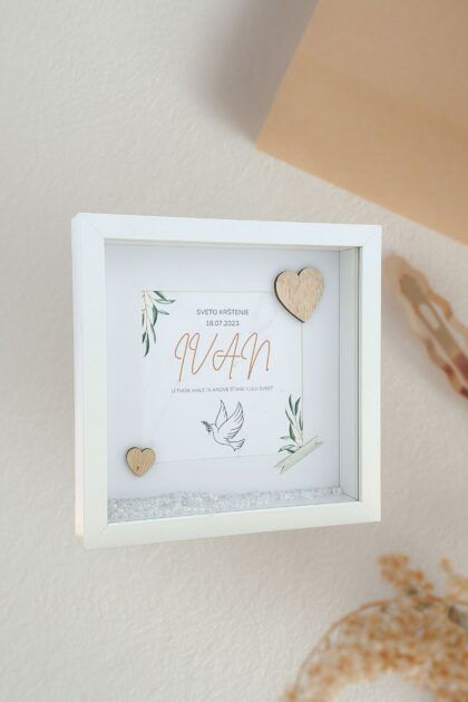 Bijeli personalizirani poklon okvir za krštenje s imenom i posvetom, 25 × 25 cm