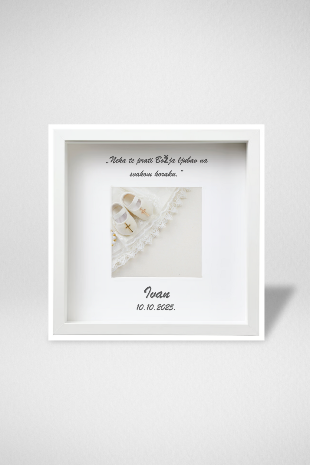 Bijeli personalizirani okvir za krštenje s imenom djeteta i datumom, 25 × 25 cm