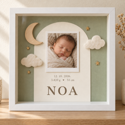 Personalizirani okvir Mali sanjar s fotografijom bebe, ispisanim imenom NOA, mjesecom i oblacima na kaduljastoj podlozi